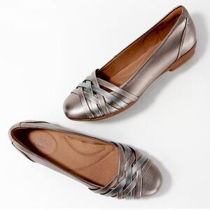 NWOT Clarks Sara Clover Flat